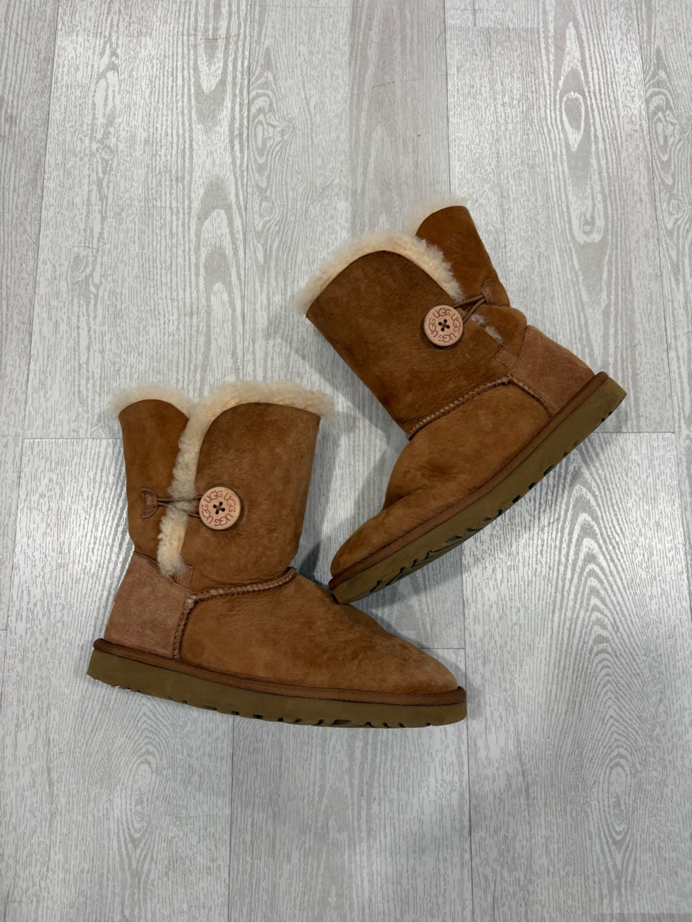 UGG Womenโs Australia Bailey Button II chestnut brown boots SIZE 7